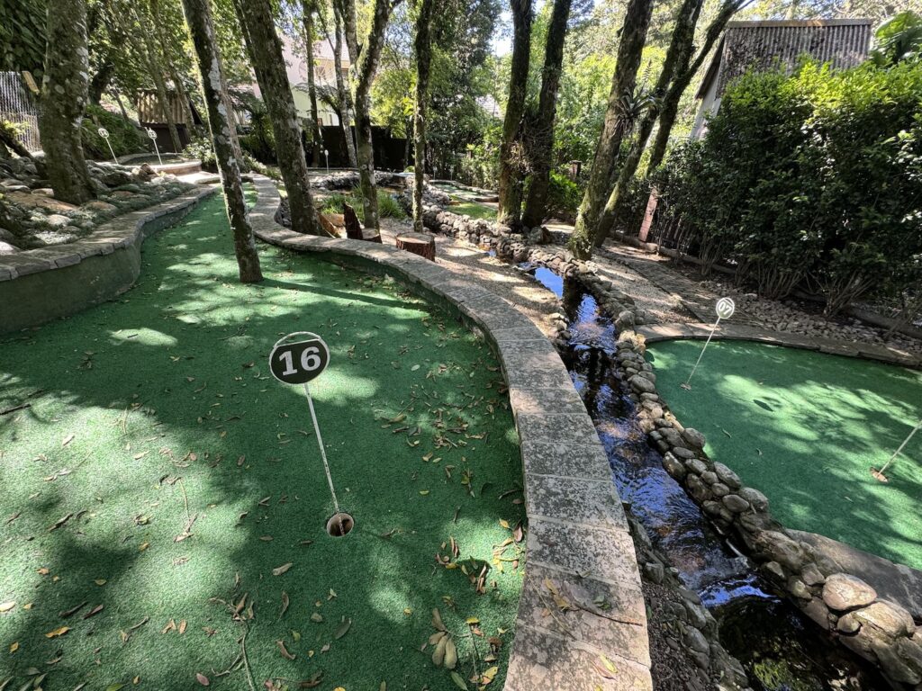 Pista de golf em meio a natureza, com quedas d'água