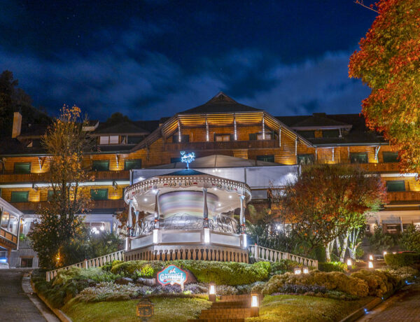 Imagem noturna com a fachada do hotel casa da montanha